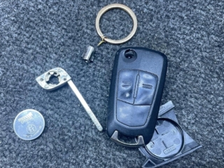 Holden flip key in pieces after falling apart, before fix