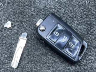 Volkswagen VW flip key where blade has fallen out and case is old and worn