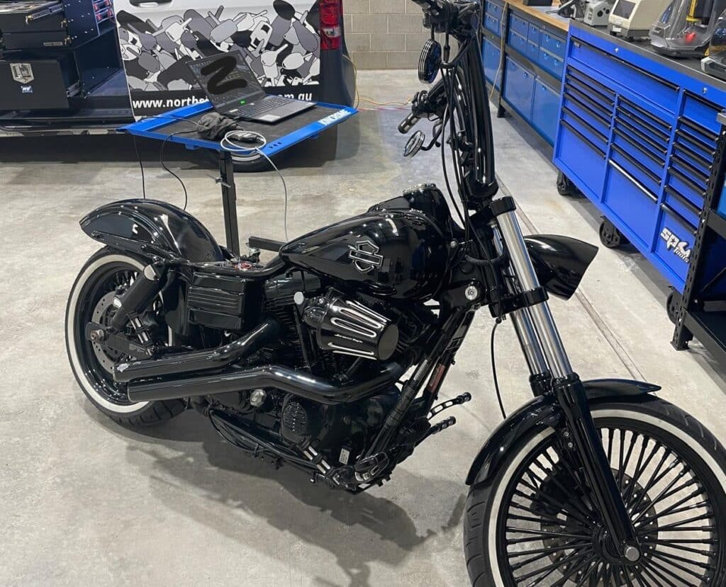 2010 HARLEY-DAVIDSON STREET MOTORCYCLE programming quipment attached